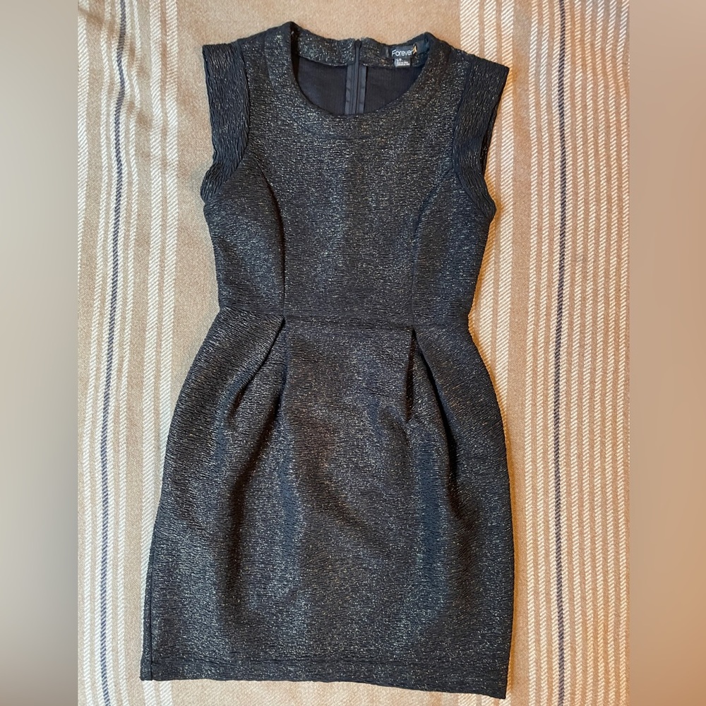 🏝️ Black cocktail dress with gold flecks Vintage